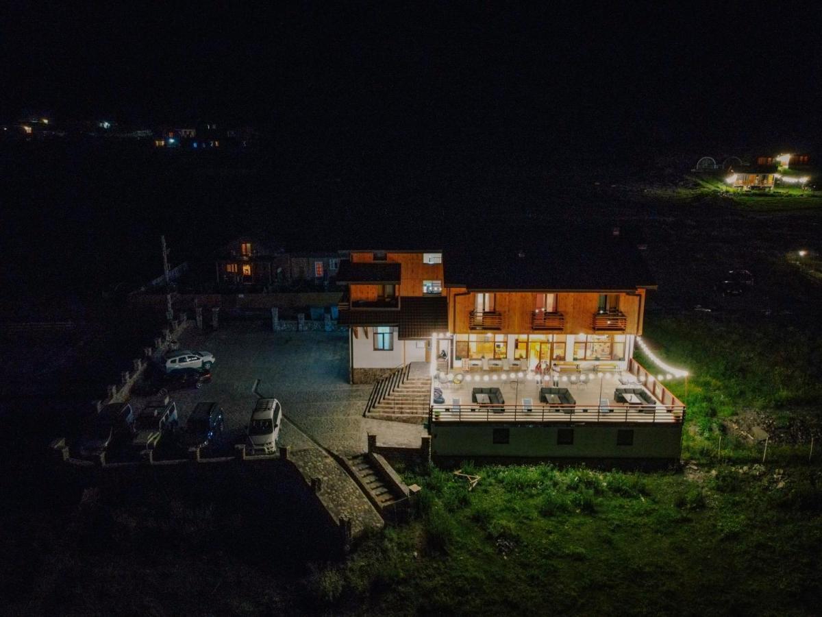 Alpenhaus Kazbegi Hotel & Restaurant Экстерьер фото