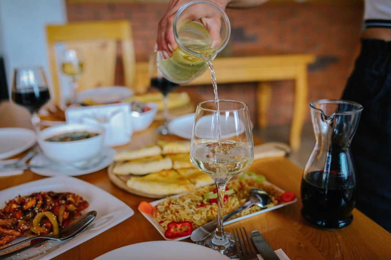 Alpenhaus Kazbegi Hotel & Restaurant Экстерьер фото
